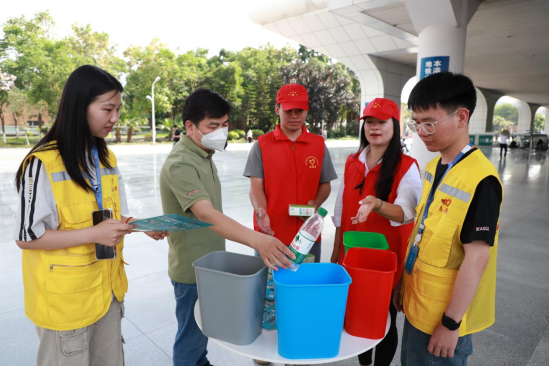 南寧礦業(yè)集團(tuán)聯(lián)合康城汽車(chē)集團(tuán)開(kāi)展“垃圾分類(lèi)齊參與 四色分類(lèi)記心間”志愿服務(wù)活動(dòng)
